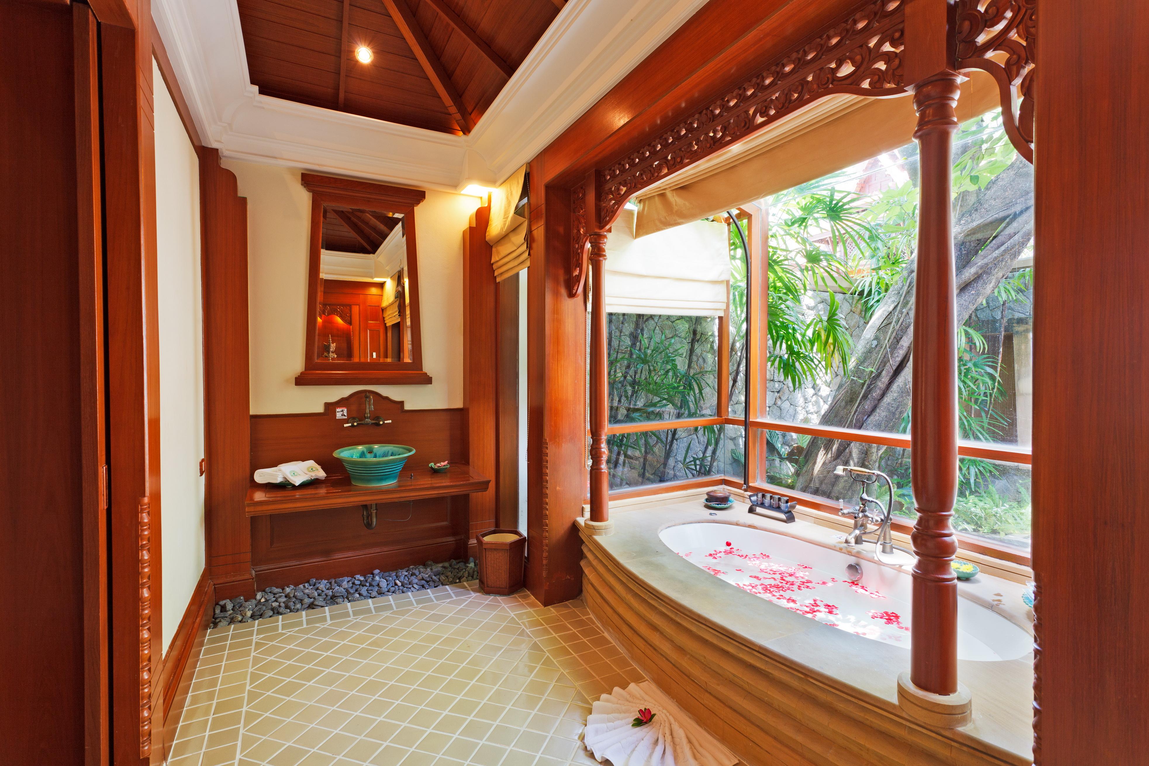Diamond Cliff Resort & Spa, Patong Beach Luaran gambar Bathroom of a suite
